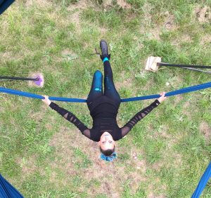 aurelia chalard artiste cirque acrobate aerienne tissu aerien cerceau trapeze compagnie zania theatre racines de x spectacle numero
